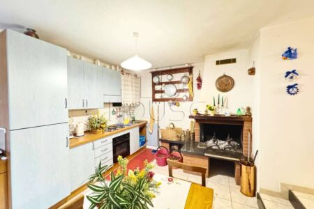 Casa indipendente su tre lati con giardino e garage