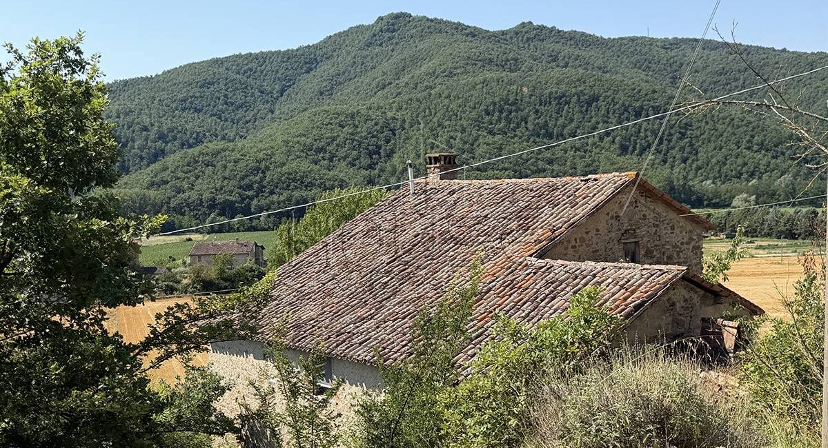 Casolare da ristrutturare con giardino privato