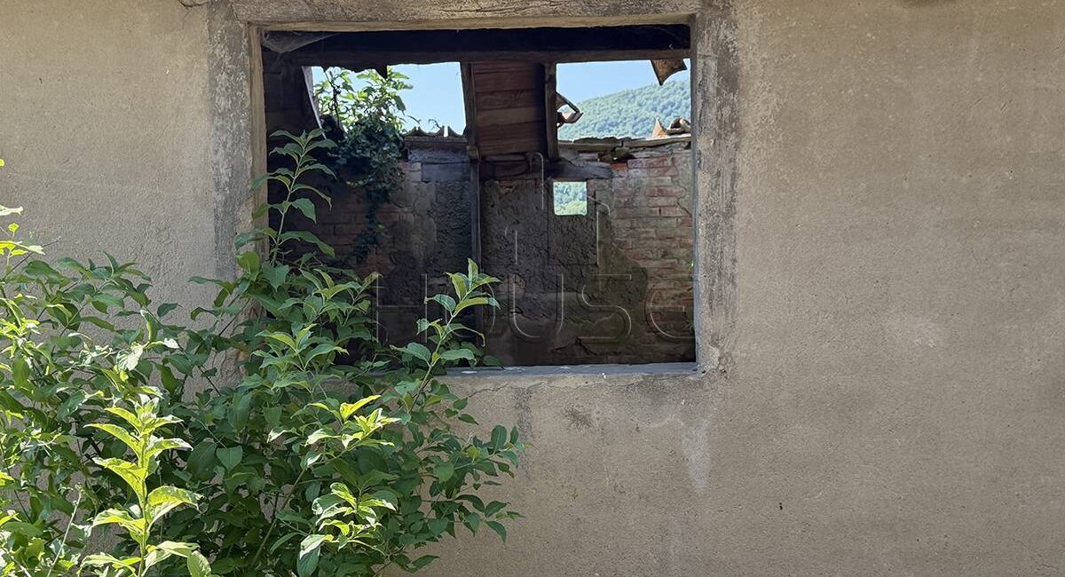 Casolare da ristrutturare con giardino privato