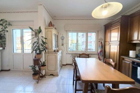 Appartamento in trifamiliare con giardino e garage