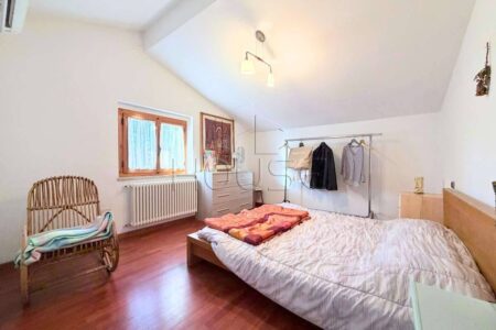 Appartamento in trifamiliare con giardino e garage
