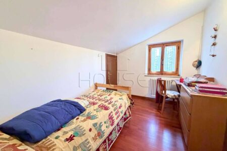Appartamento in trifamiliare con giardino e garage