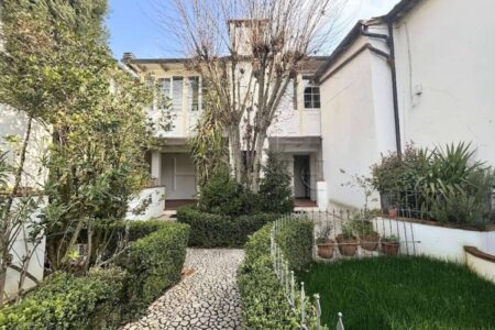 Porzione con due appartamenti e giardino privato