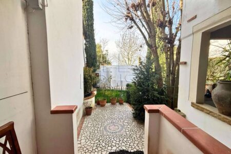 Porzione con due appartamenti e giardino privato