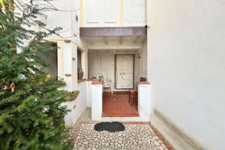 Porzione con due appartamenti e giardino privato