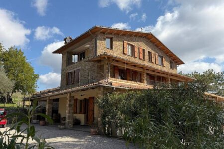 Casale ristrutturato con piscina, uliveto e vista panoramica