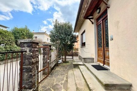 Casa singola con due appartamenti, giardino e garage
