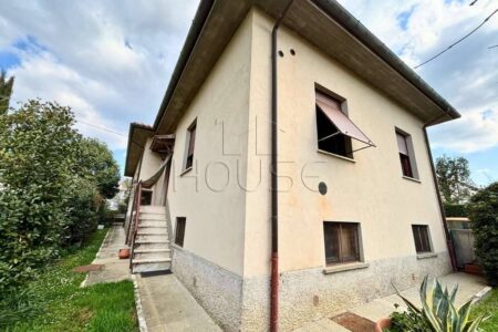 Casa singola con due appartamenti, giardino e garage