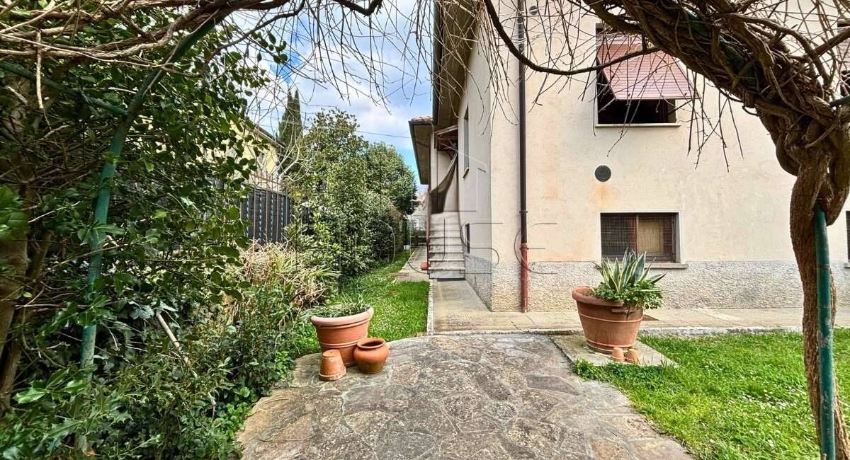Casa singola con due appartamenti, giardino e garage