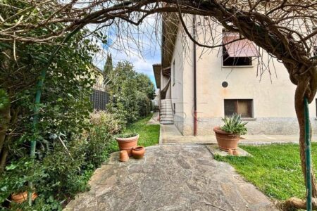 Casa singola con due appartamenti, giardino e garage