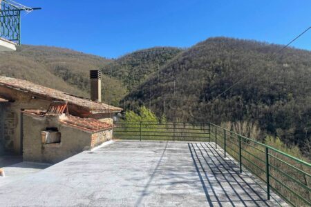Appartamento indipendente con terreno circostante