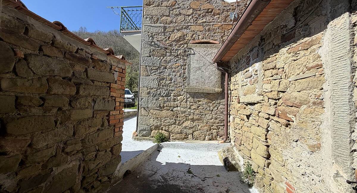 Appartamento indipendente con terreno circostante