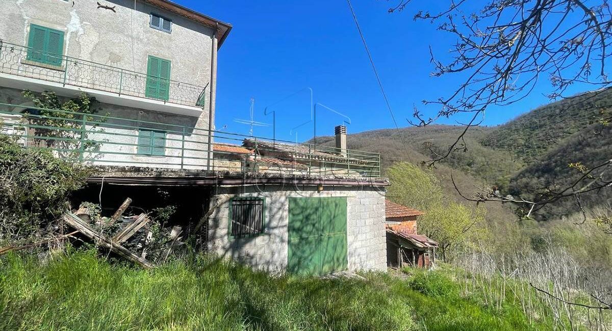 Appartamento indipendente con terreno circostante