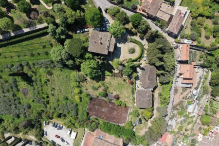 Villa d’epoca con terreno e campo da tennis