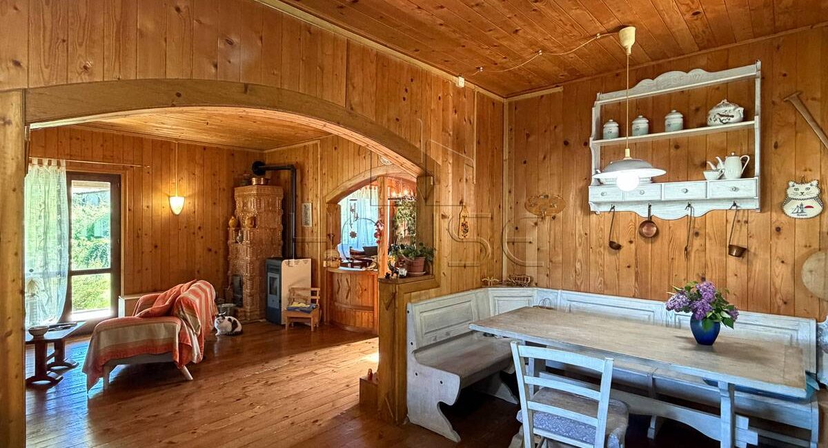 Casa singola in legno con giardino