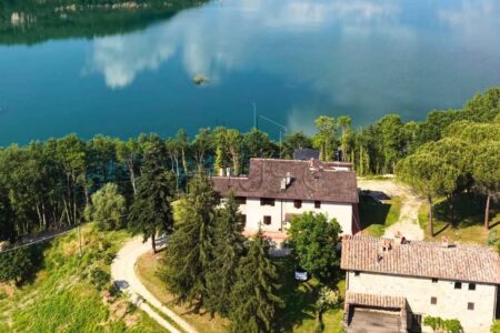 Villa sul lago con ampio terreno