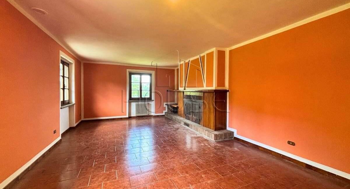 Villa sul lago con ampio terreno