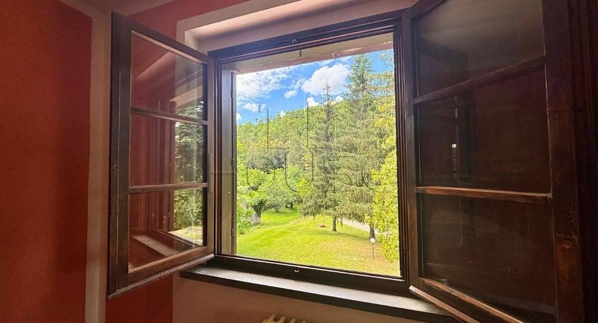 Villa sul lago con ampio terreno