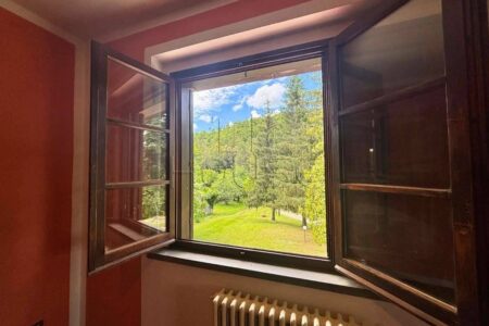 Villa sul lago con ampio terreno