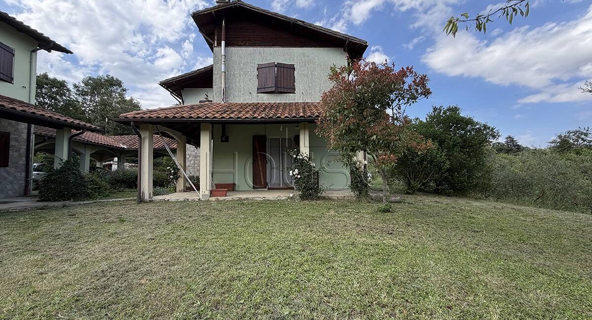 Casa singola in legno con giardino