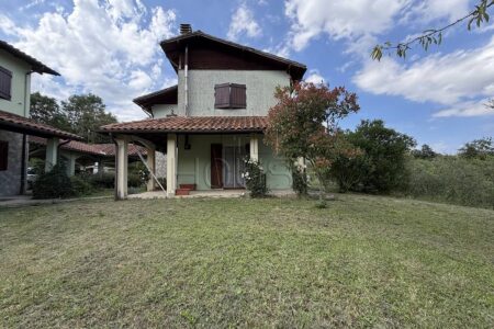 Casa singola in legno con giardino