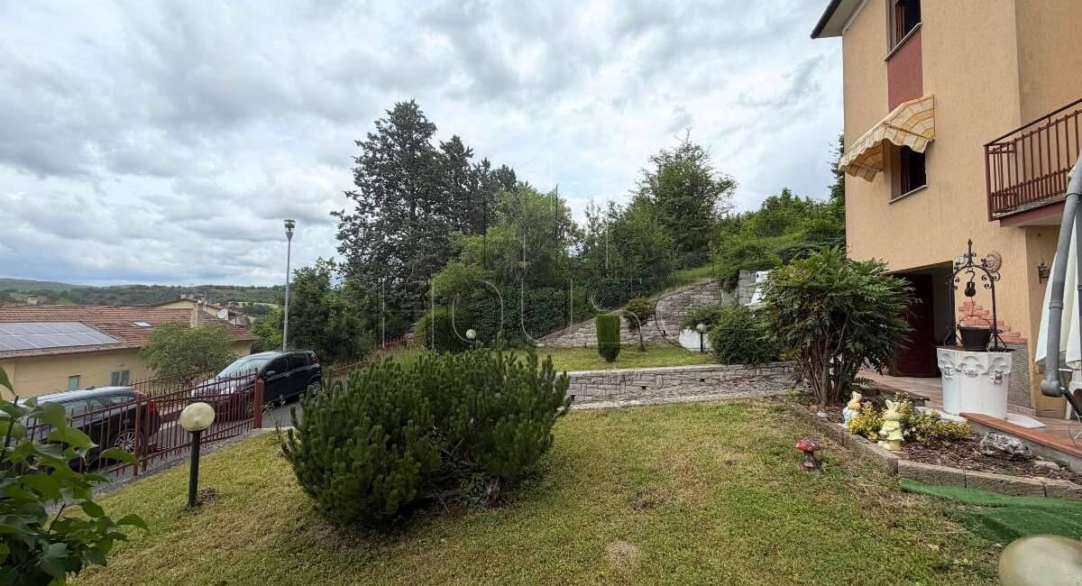 Porzione cielo terra con giardino