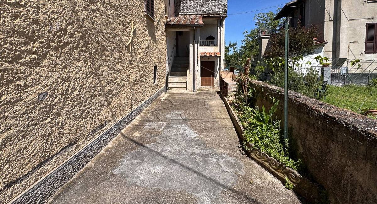 Cielo terra ristrutturato con ingresso indipendente
