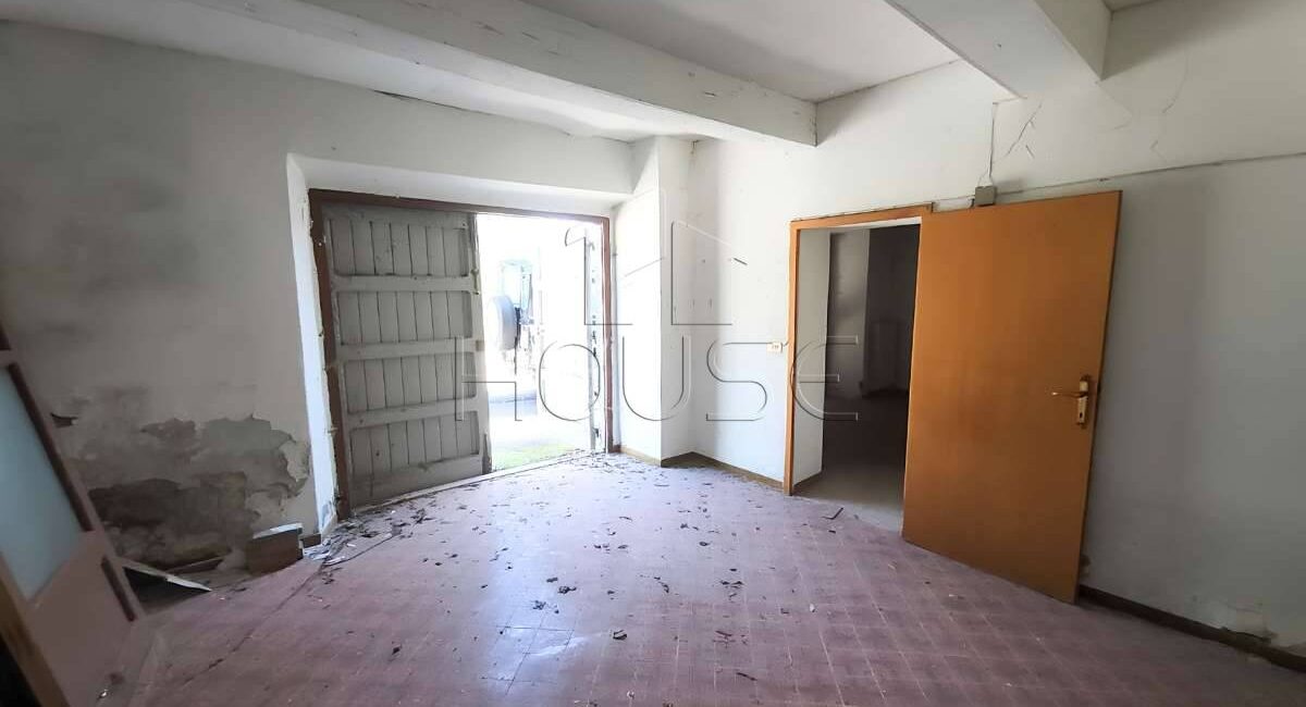 Casa singola da ristrutturare con giardino