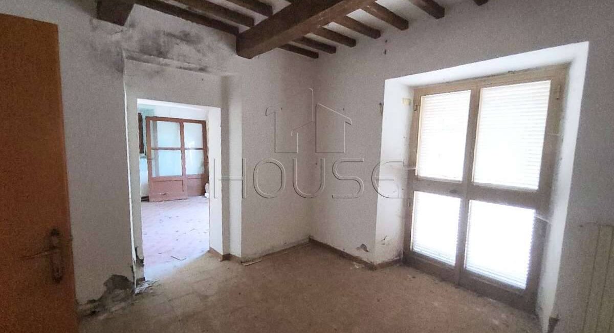 Casa singola da ristrutturare con giardino