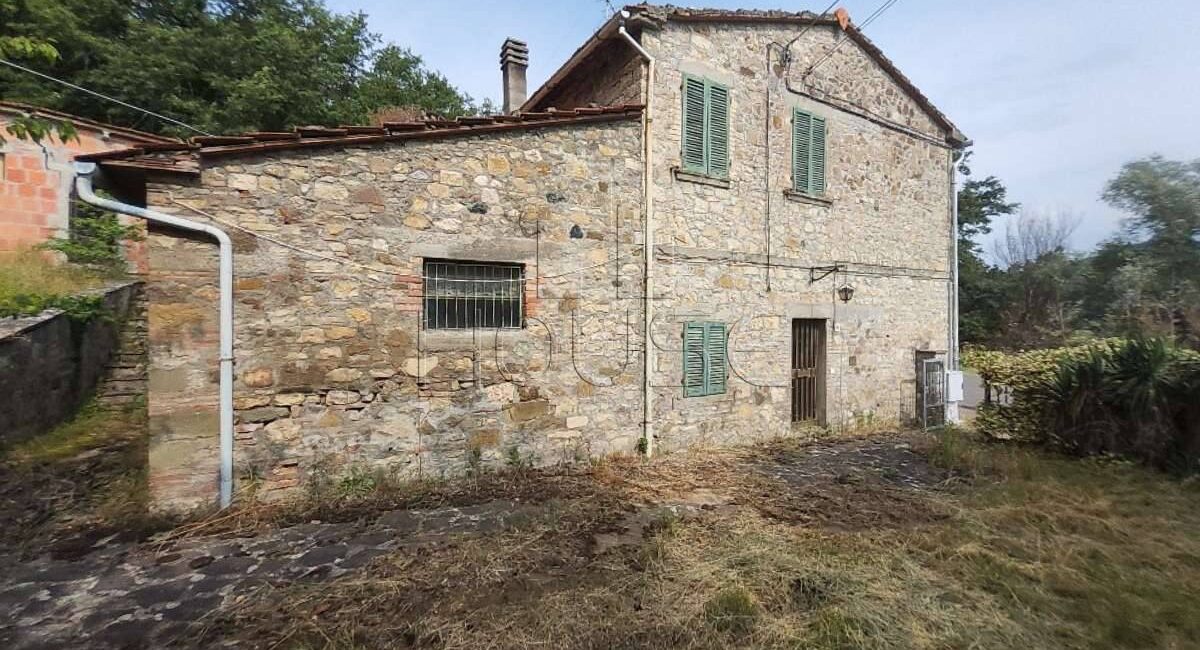 Casa singola da ristrutturare con giardino e vista lago