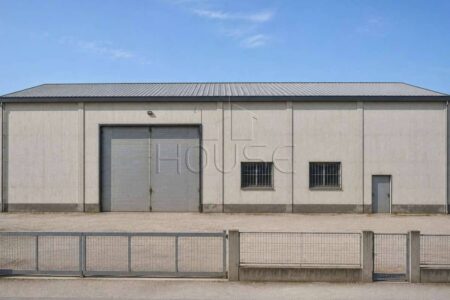 Ampio capannone in zona industriale