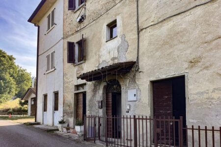 Complesso immobiliare con ampio terreno