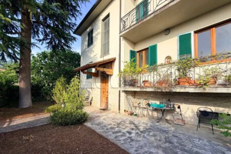 Casa singola con due appartamenti e ampi garage