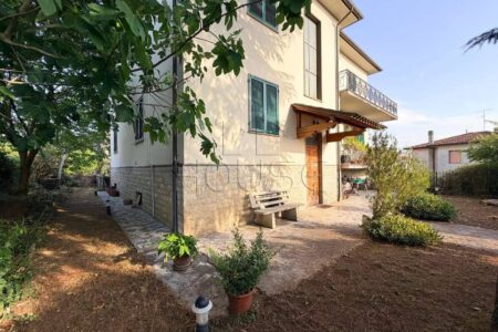 Casa singola con due appartamenti e ampi garage