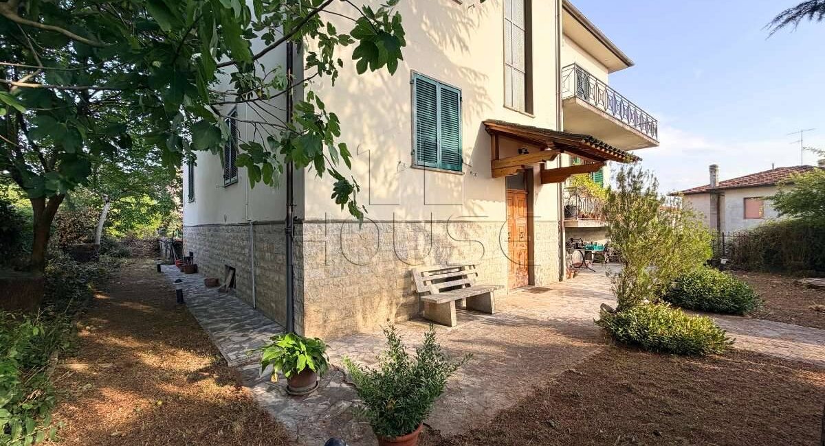 Casa singola con due appartamenti e ampi garage