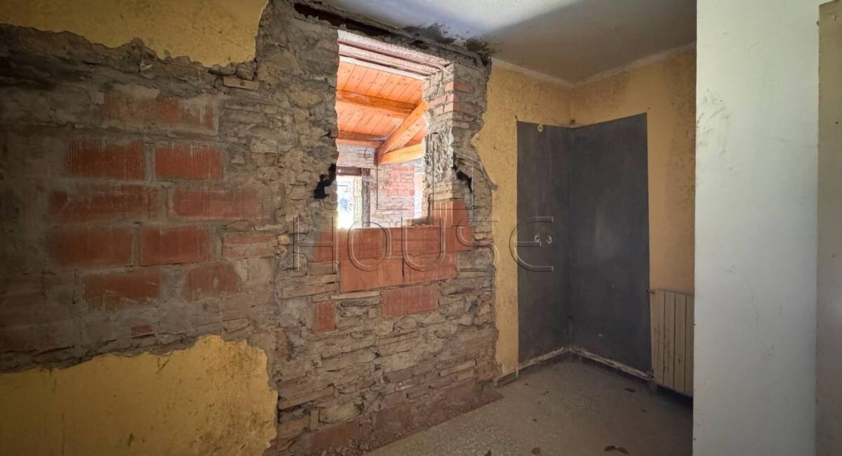 Porzione di casale in pietra con uliveto ed annesso