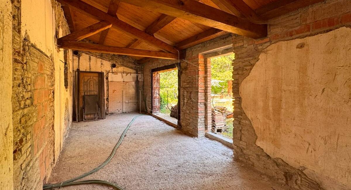 Porzione di casale in pietra con uliveto ed annesso