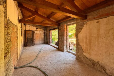 Porzione di casale in pietra con uliveto ed annesso