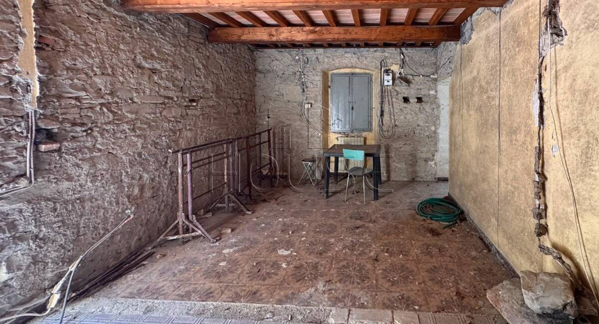 Porzione di casale in pietra con uliveto ed annesso
