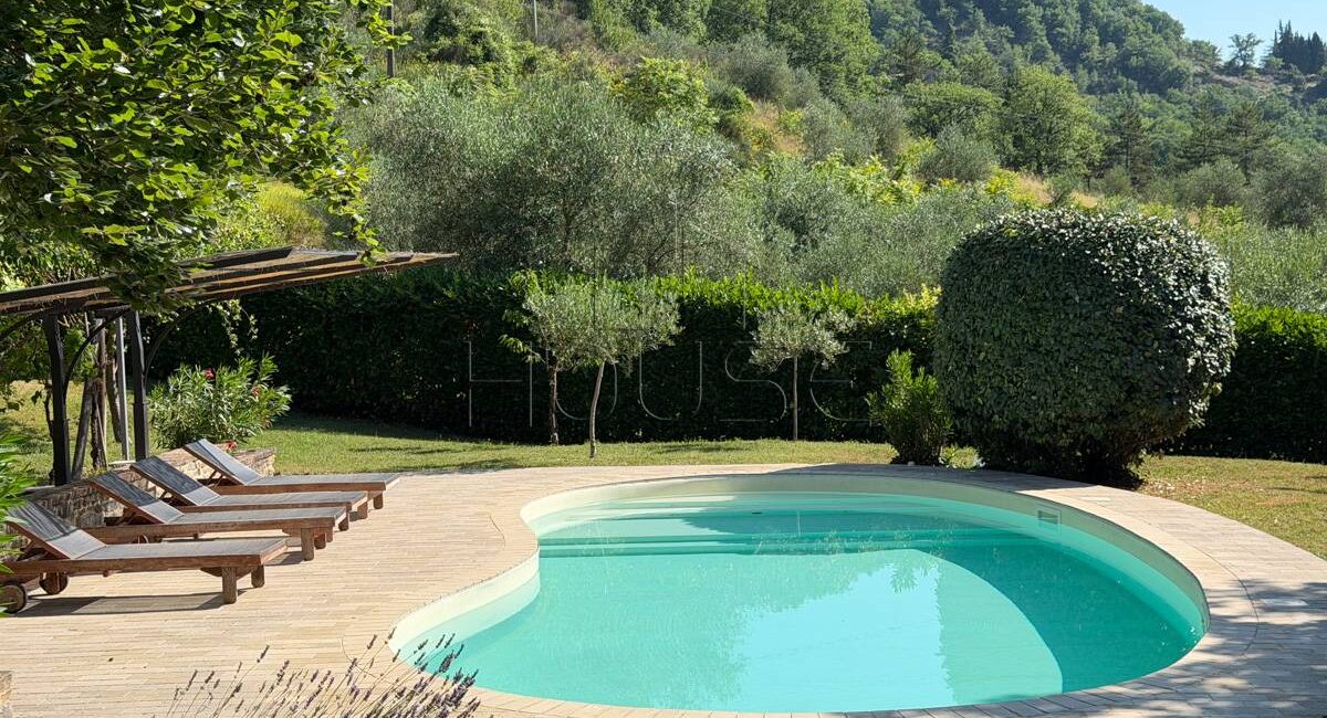 Casale con piscina e terreno
