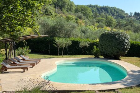 Casale con piscina e terreno