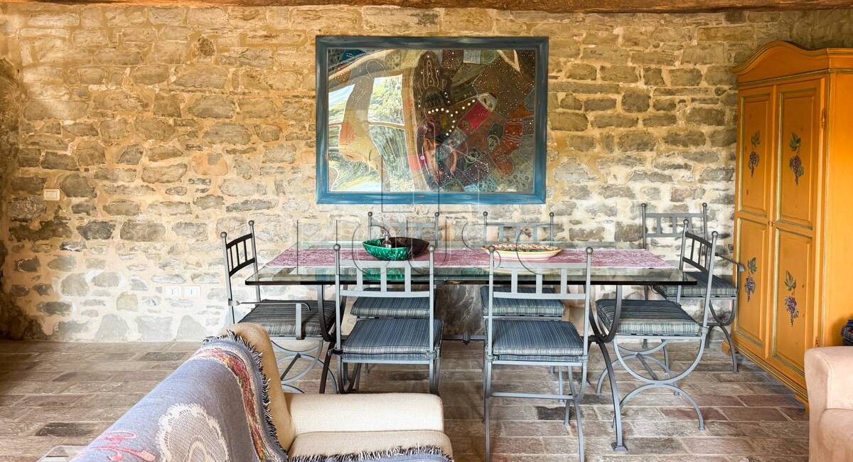 Casale con piscina e terreno