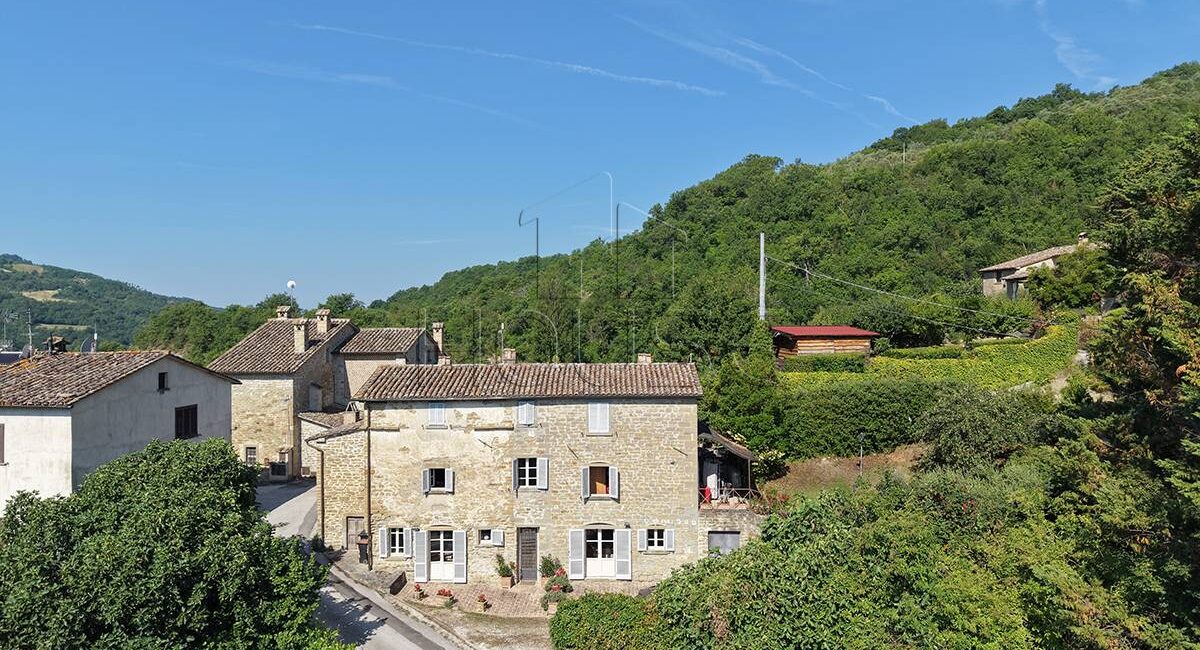 Casale con piscina e terreno