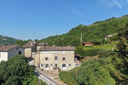 Casale con piscina e terreno