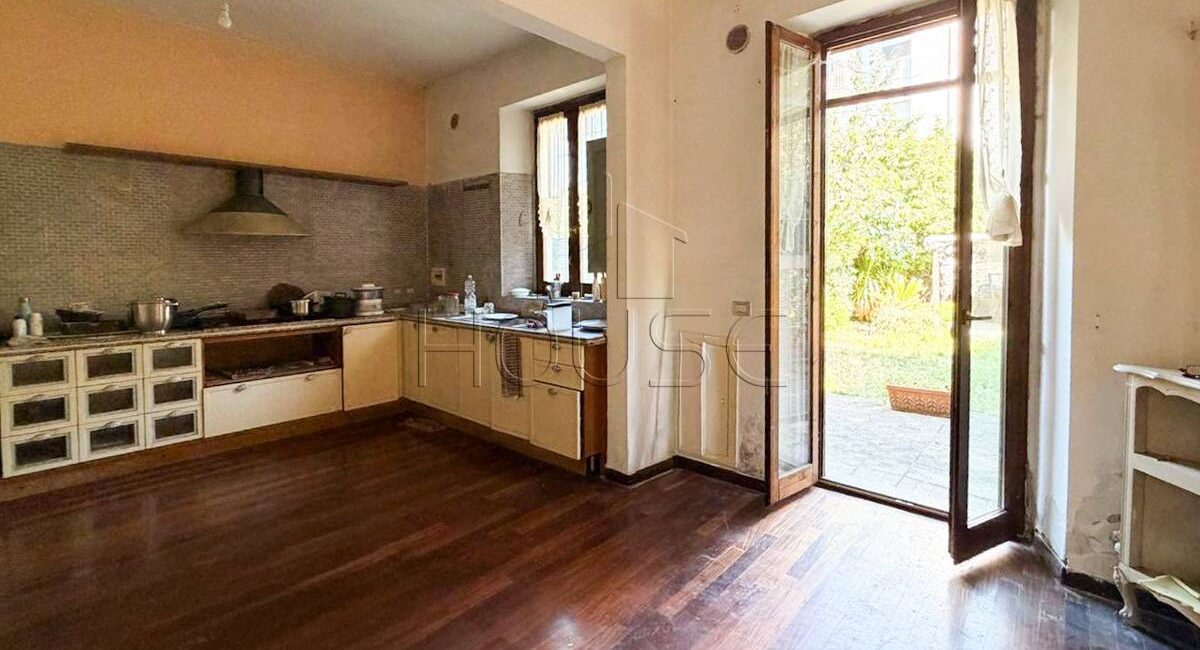 Terra tetto con due appartamenti e giardino