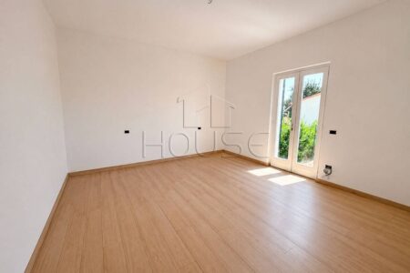Appartamento con ingresso indipendente e resede