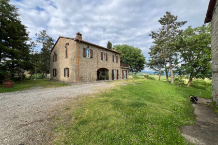 Casale in pietra panoramico con annesso e terreno