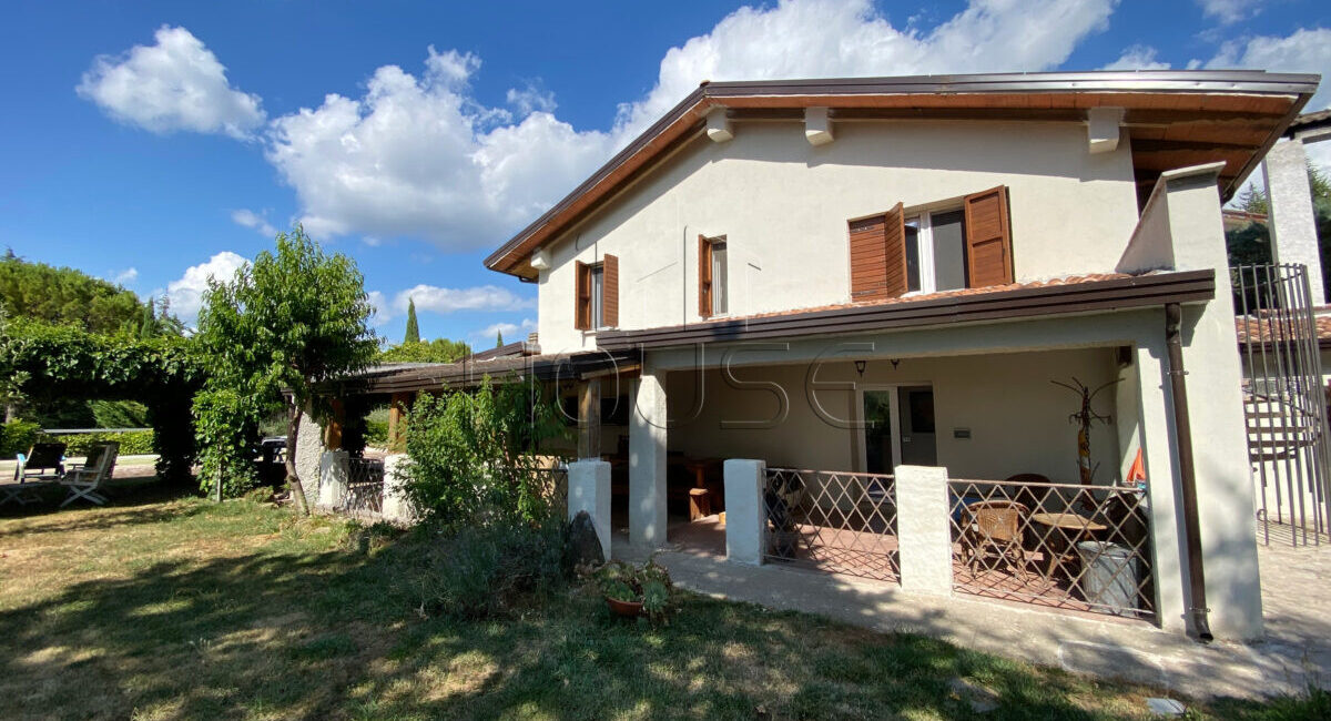 Casa indipendente su tre lati, con piscina e terreno