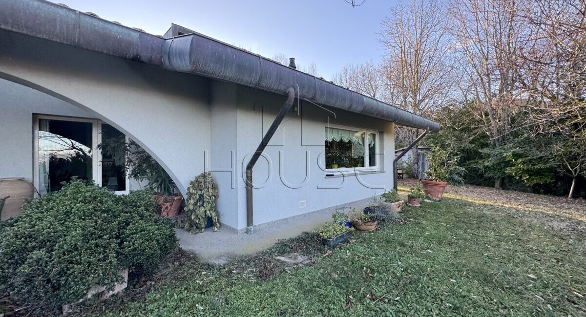 Villa in posizione panoramica con ampio parco privato