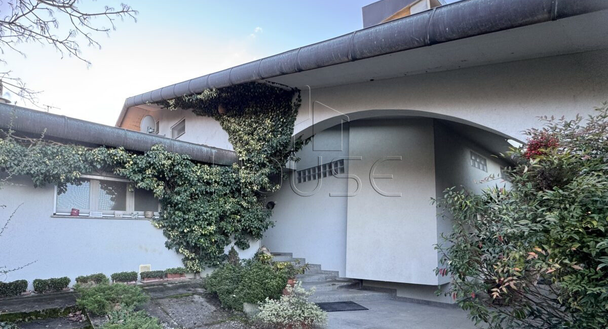 Villa in posizione panoramica con ampio parco privato